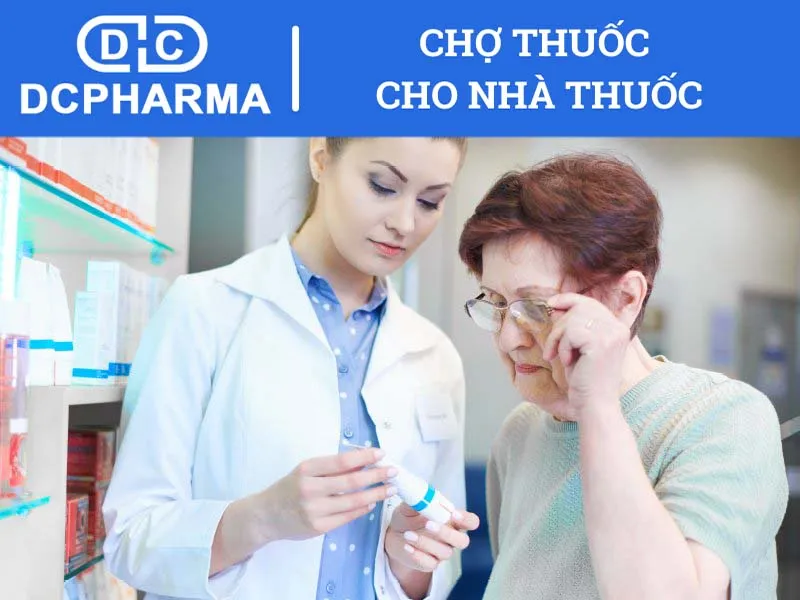 nhân viên tư vấn thuốc cho khách